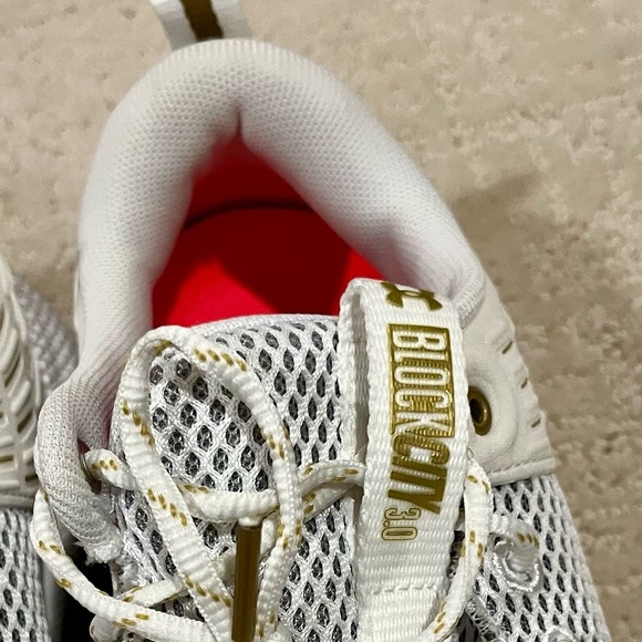 Under Armour Block City 3.0 Women’s Sneakers in White and Gold Size 8.5 - Picture 3 of 6